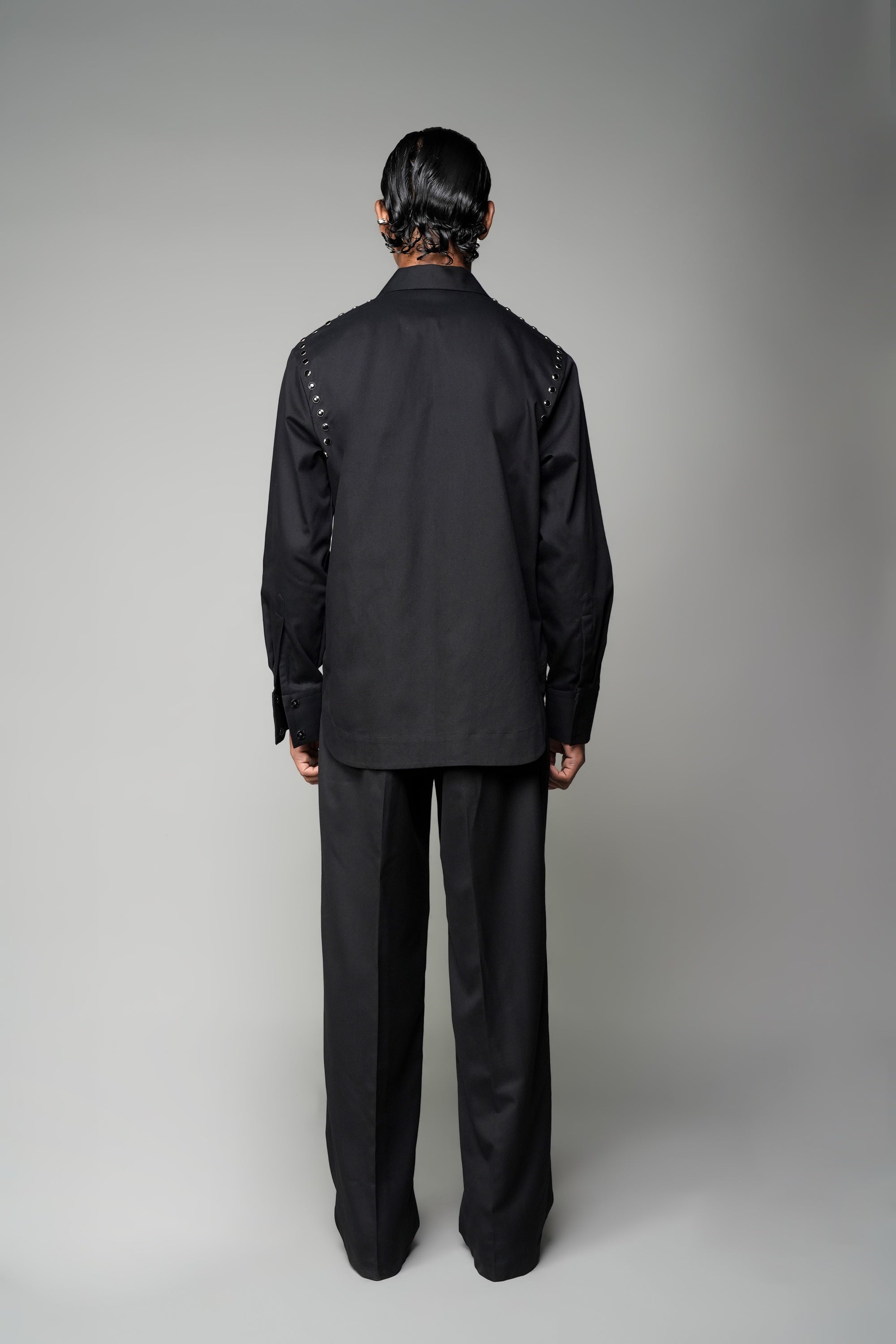 ROSANI The Eclipse shirt in black - full-sleeve shirt with metallic shoulder detail, side view