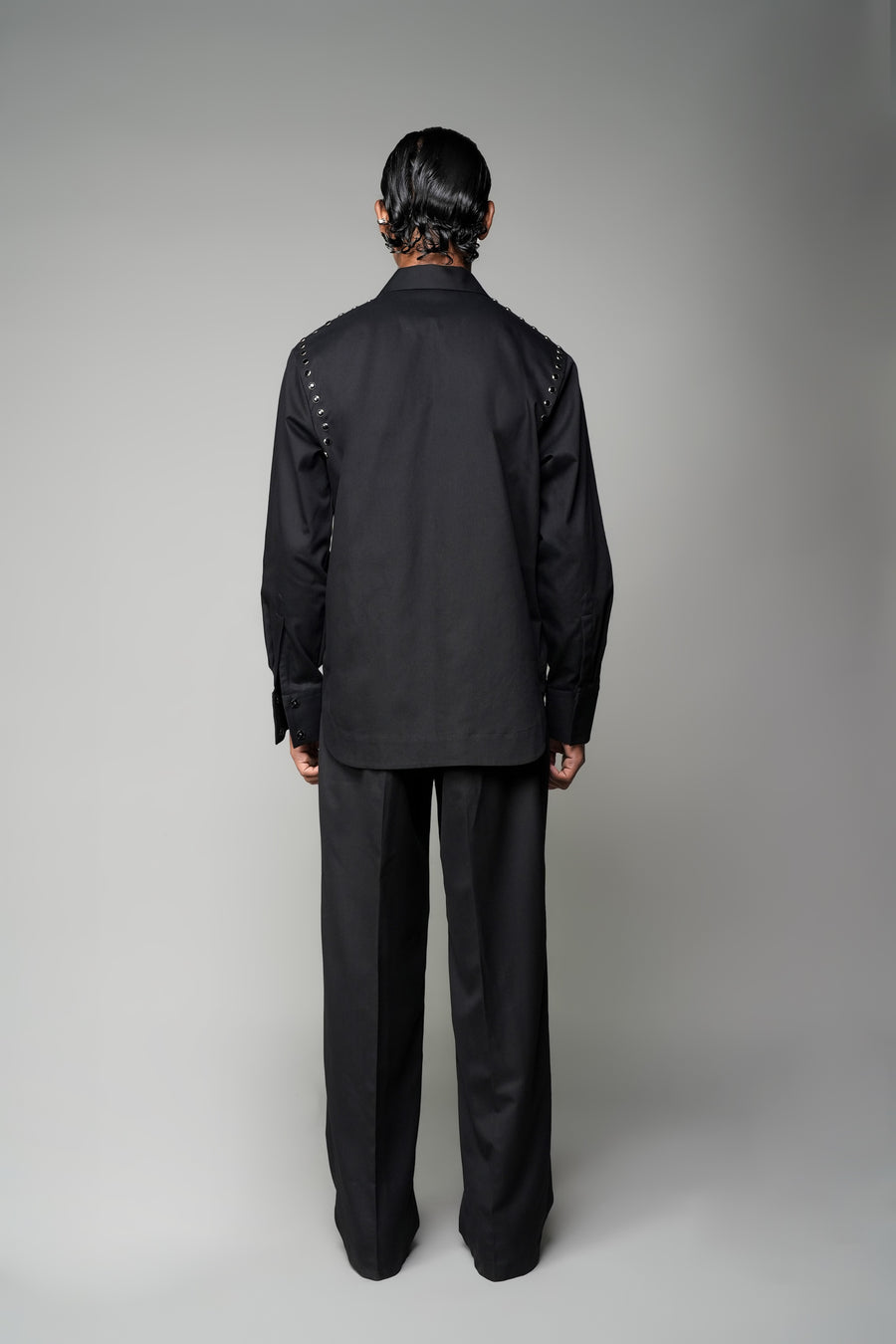 ROSANI The Eclipse shirt in black - full-sleeve shirt with metallic shoulder detail, side view