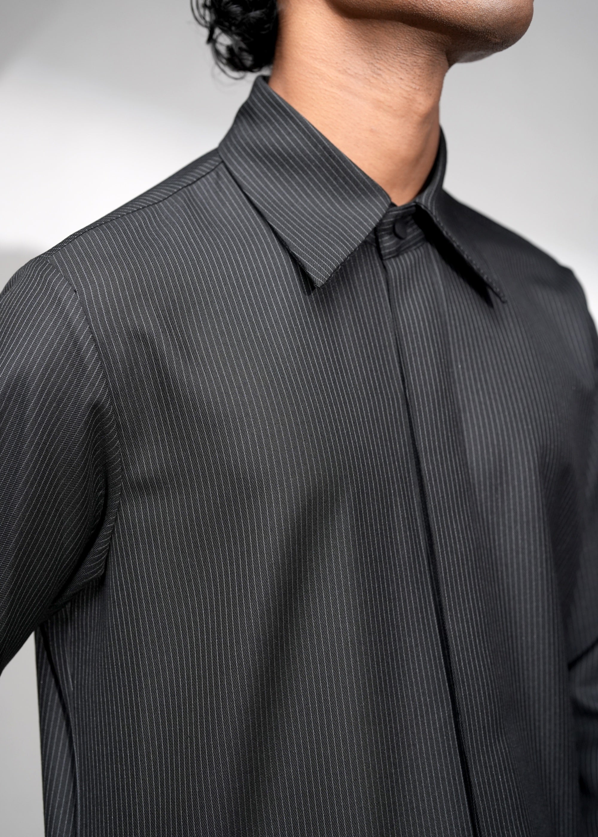 ROSANI The Nave shirt in black - pinstripe full-sleeve shirt, side view
