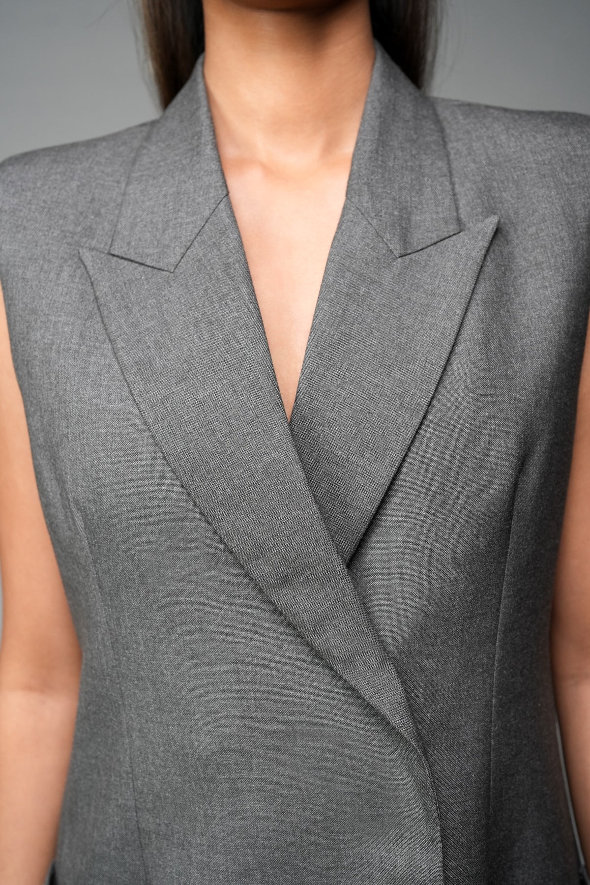 ROSANI The Vessel blazer in grey - sleeveless blazer with padded shoulders, back view