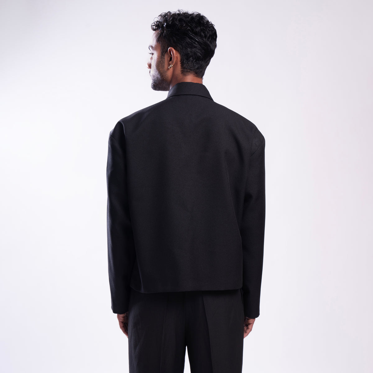ROSANI The Arsoya jacket in black, back view. DYMENSION collection.