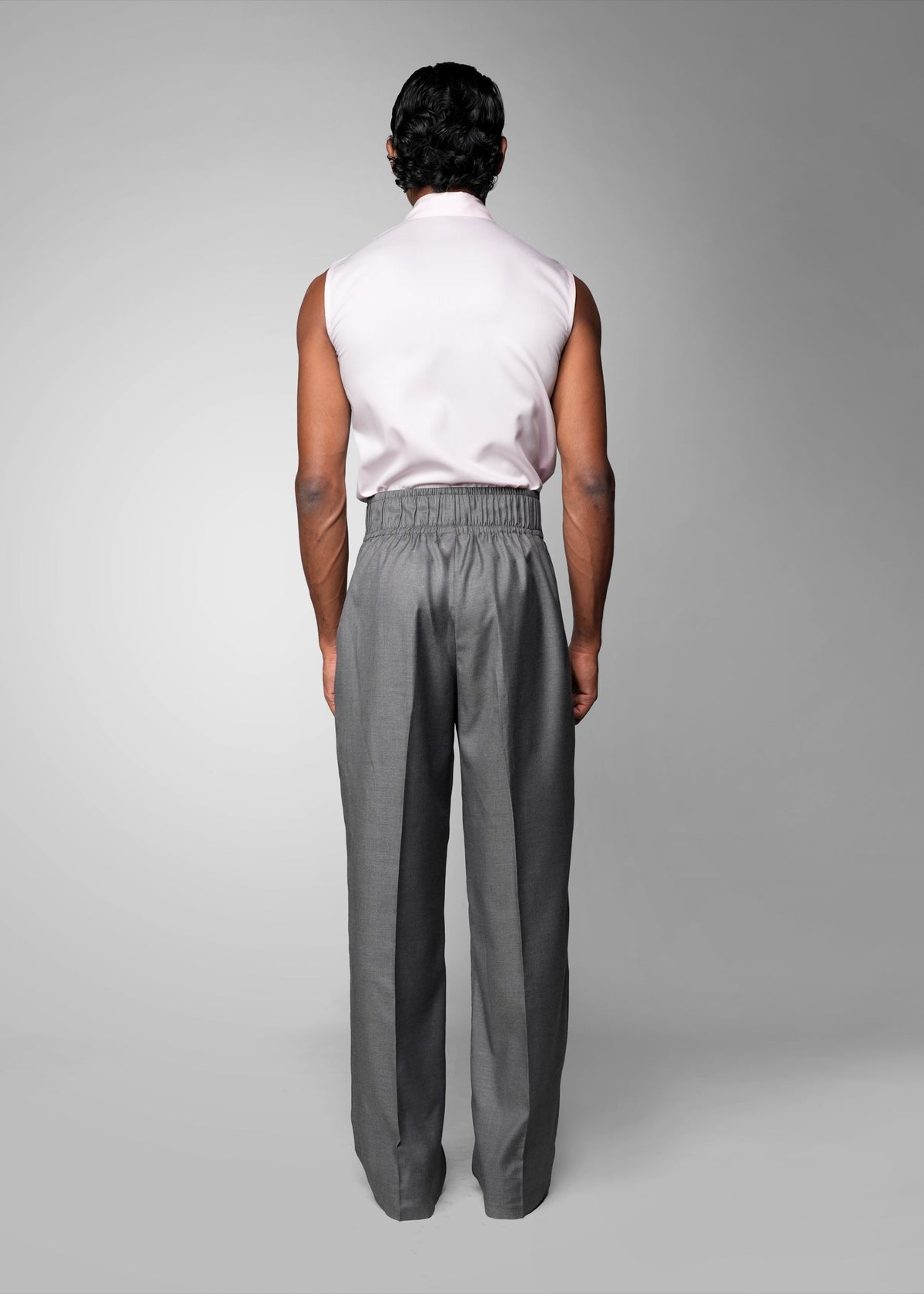 ROSANI The Pulse trouser in grey - high-waisted tailored trousers with front pleats and wide-leg fit, back view with elastic waistband