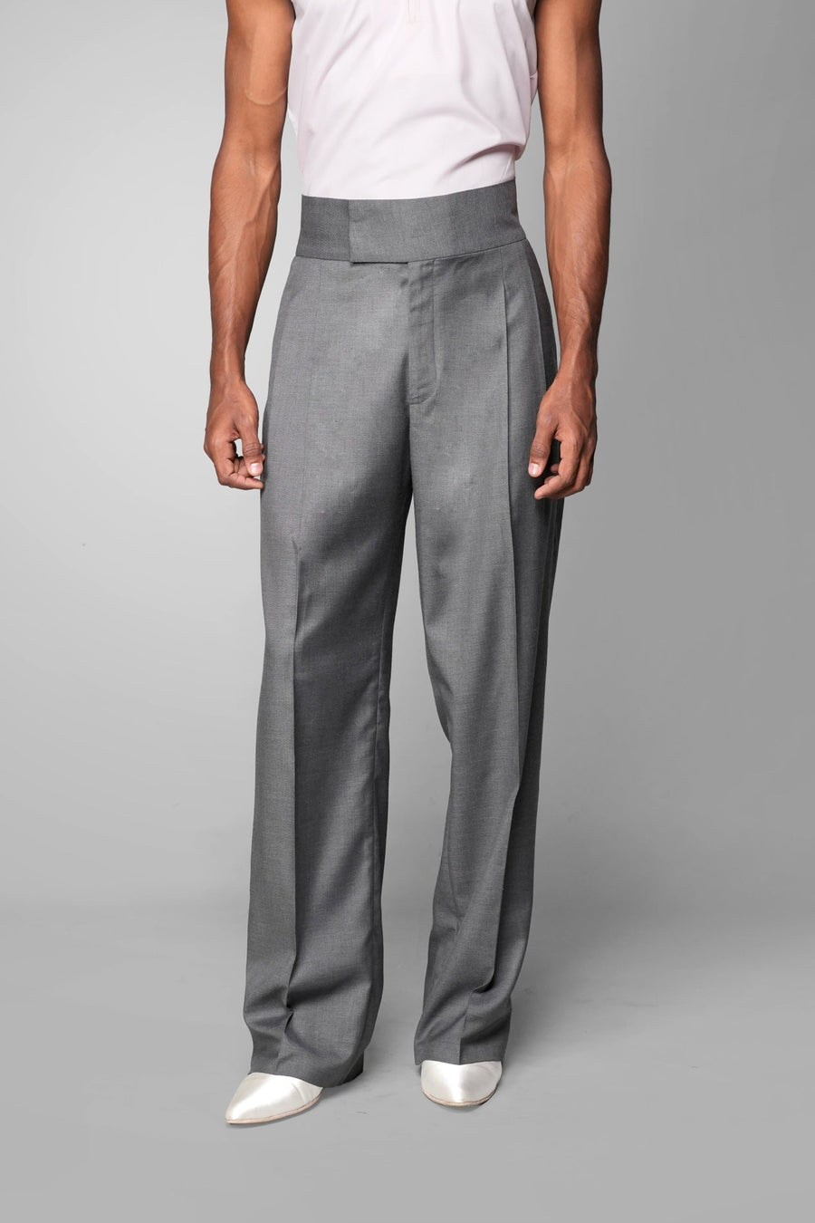 ROSANI The Pulse trouser in grey - high-waisted tailored trousers with front pleats and wide-leg fit, front view