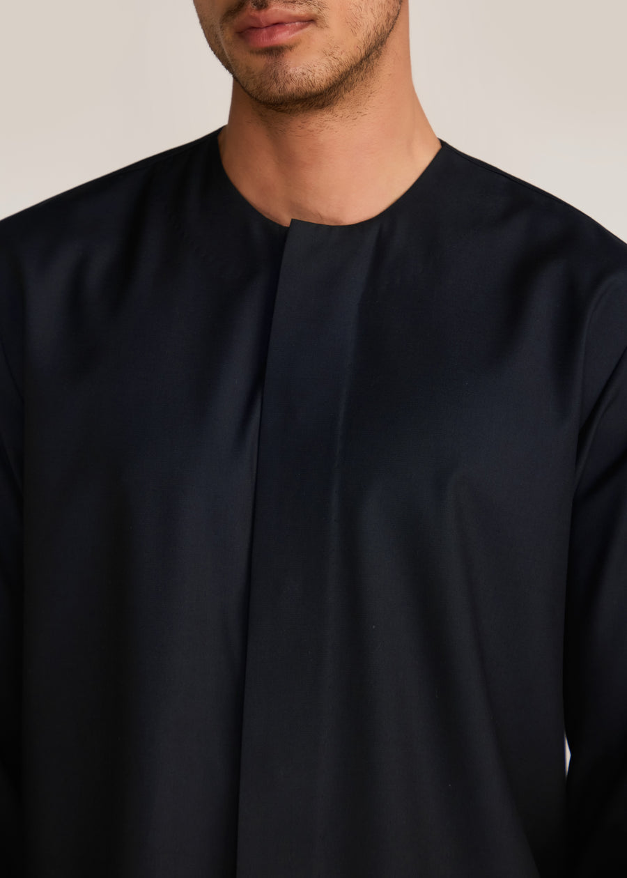 ROSANI The Sammen shirt in obsidian - obsidian round-neck snap-button shirt, craft detail