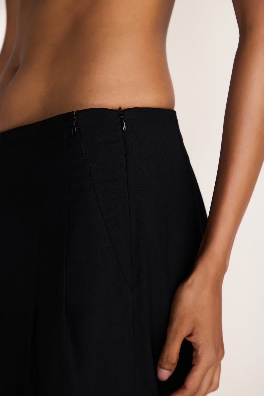 ROSANI The Structure trouser in black - wide-leg trouser with expanded hem volume, side zip pocket and belt-free waistband, detail view