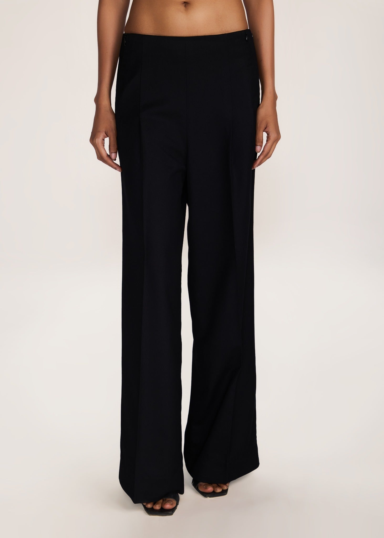 ROSANI The Structure trouser in black - wide-leg trouser with expanded hem volume and belt-free waistband, front view
