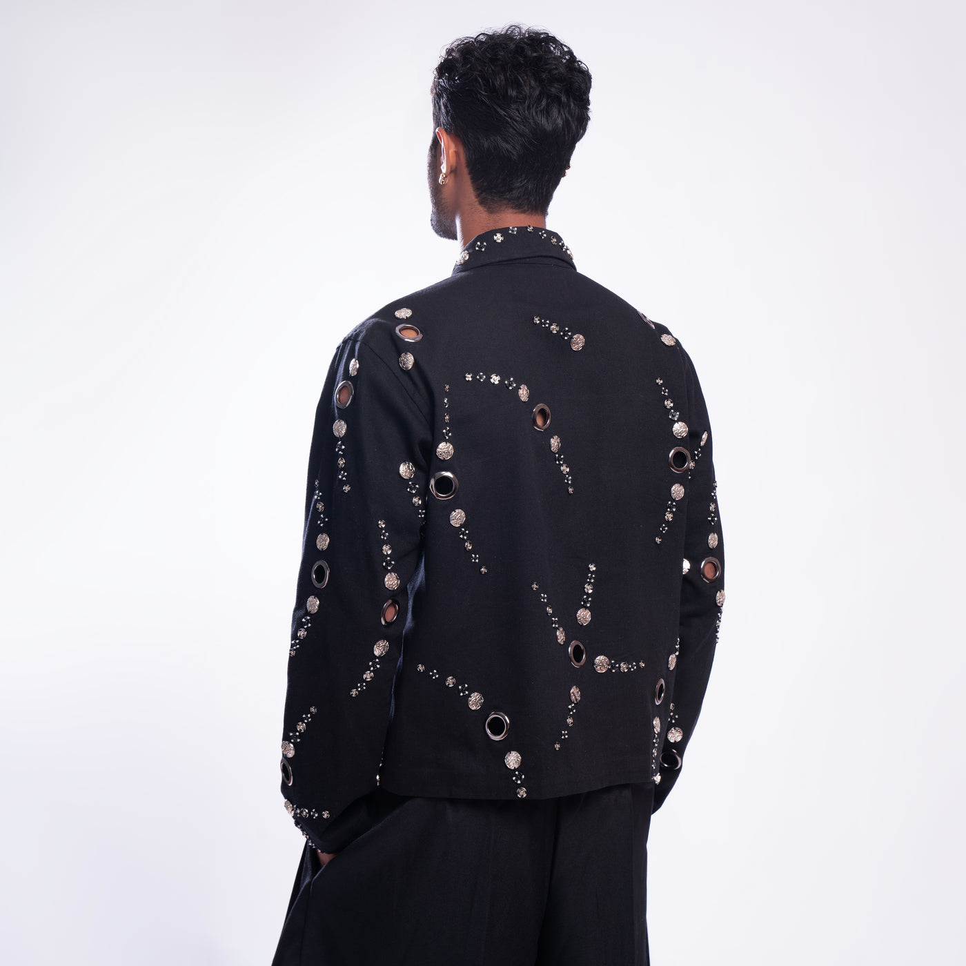ROSANI The Arnos jacket in black, back view. Relaxed silhouette. DYMENSION collection.