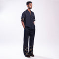 ROSANI The Aryom trouser in blue, side view. Wide-leg drape.