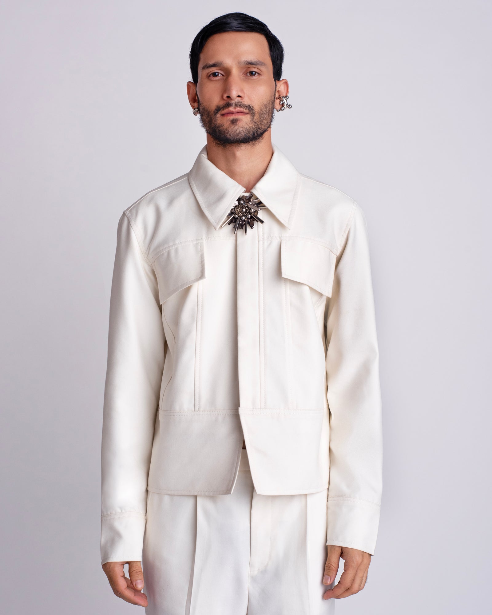 ROSANI The Charlie jacket in white. Relaxed utility jacket with flap chest pockets and magnetic snap buttons. ANIMA and ANIMUS collection, front view.