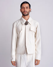 ROSANI The Charlie jacket in white. Relaxed utility jacket with flap chest pockets and magnetic snap buttons. ANIMA and ANIMUS collection, front view.