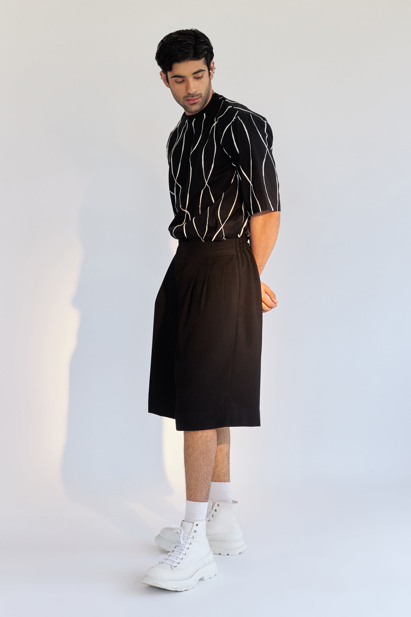 ROSANI The Le Huma short, side view. Relaxed silhouette, clean black.