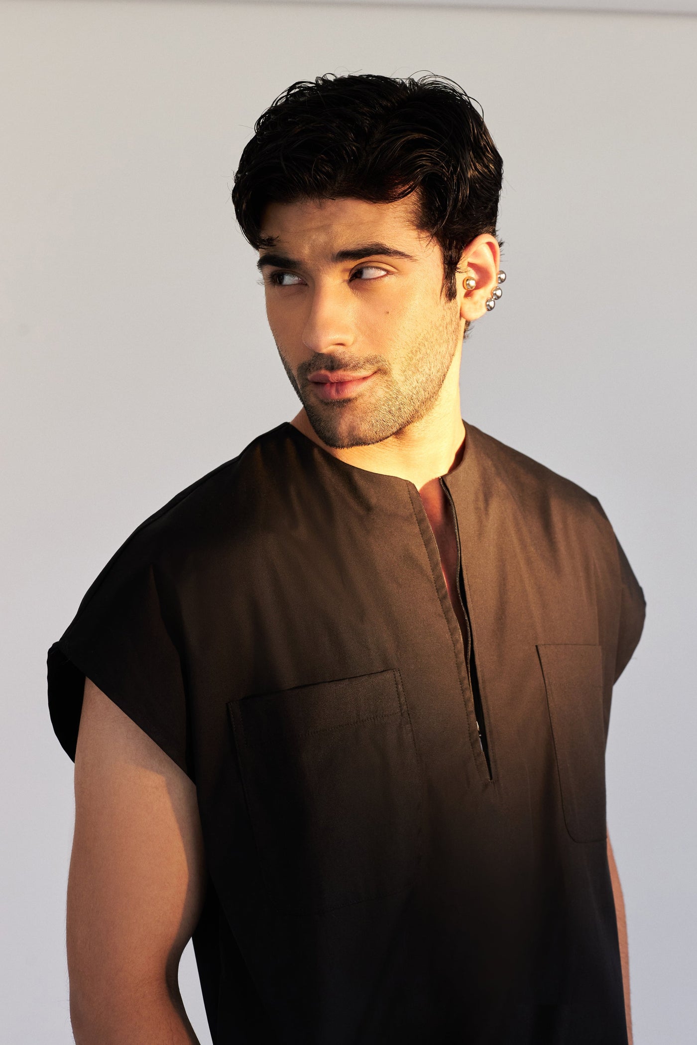 ROSANI The Armis t-shirt in black, front view. Oversized cotton with invisible zip and exaggerated arm holes. DYMENSION collection.