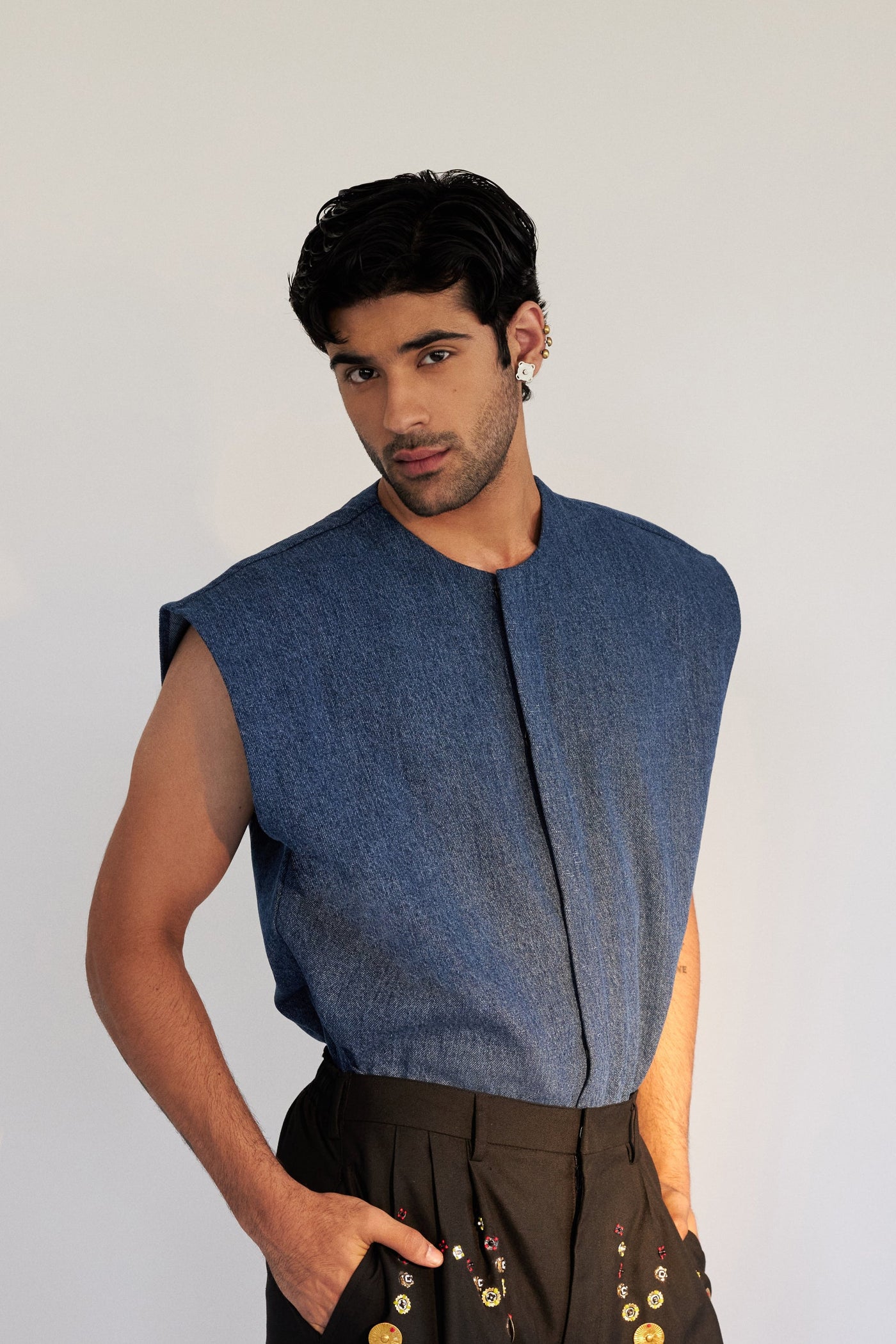 ROSANI The Ameo shirt in denim blue, front view. Oversized with metallic press buttons and curved hem. DYMENSION collection.