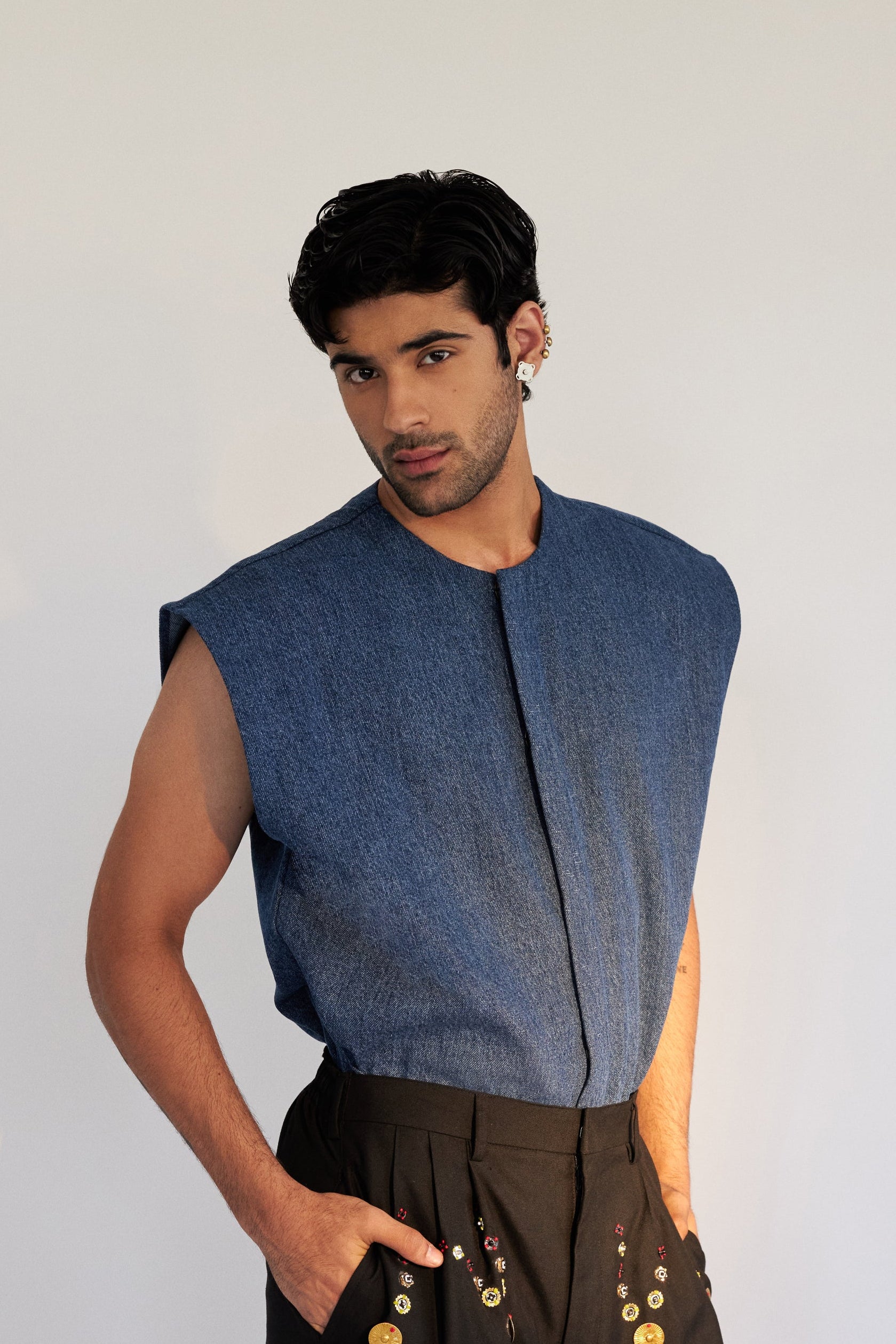 ROSANI The Ameo shirt in denim blue, front view. Oversized with metallic press buttons and curved hem. DYMENSION collection.